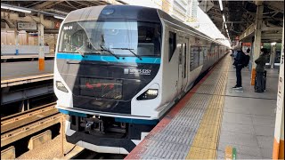 E257系2000番台ｵｵNA-01編成が特急踊り子15号伊豆急下田行きとして横浜駅6番線を発車するシーン（3035M）2023.12.14.13:25