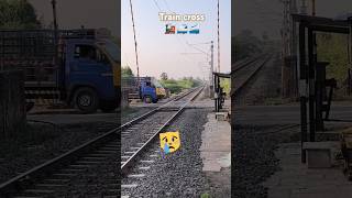 ரயில் வரும் போது Tempo 👹🥺Train cross 😭 omg #shorts #ytshorts #trainhorn #trending