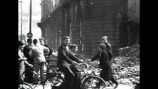 Bombardement Rotterdam 1940: mensen die door puin wandelen