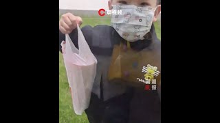 小暖男！5歲男孩買好奶茶在地鐵口接媽媽下班，網友：一句「媽媽給你買的奶茶」，一切都值得了#人類幼崽到底有多可愛 👉歡迎訂閱【潇湘晨报】 #瀟湘晨報 #社會新聞 #中國新聞 #社會日常 #shorts