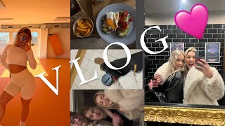 VLOG| trénink nohou ve fitku, valentýnská party, recept na banánový Chlebík