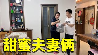 霞姐冒雨回北京，老公早早来迎接，两人见面后老公心疼坏了【霞姐的北漂生活】