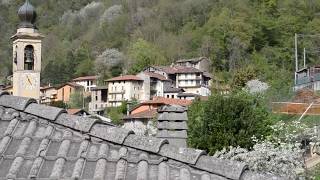 Долина горы Резегоне весной и поселок Эрве. - Mountain Resegone valley in spring and Erve village.