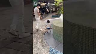 【育児あるある】絶対濡れる～😫！でも水大好きだからお構いなし！ #shorts