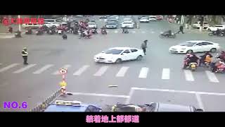 【大飙歌带路】十字路口上演惊魂一幕，撞人电瓶车猖狂跳大舞超清版