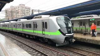 台鐵4152次往福隆EMU900型區間車八堵進站