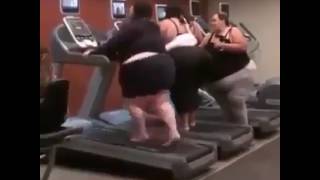 FAT WOMAN RUN IN TREADMILL