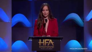 Dakota Johnson presentando la categoría \