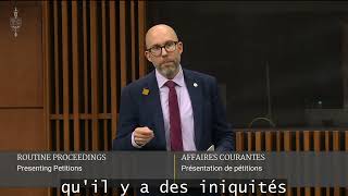 Mike présente une pétition sur la répartition équitable du financement des arts