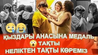 Мамасына медаль силады😱 мамасын жылатты😭, соңына дейін көріңіз көрген халық жылап жіберді😢😭