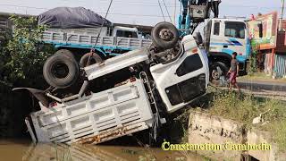 ឡានដឹកដី៥តោនក្រឡាប់ Nissan 5 ton Dump Truck Accident \u0026 Recovery