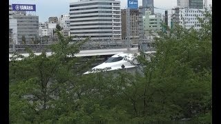 芝浦中央公園から見た品川田町間の山手線新駅予定地付近を走行する東海道新幹線の上下線