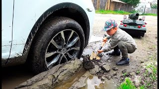 Dad's Car Porsche is STUCK in the MUD Funny Baby Ride on POWER Wheel TANK