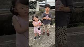 散歩中にジュースを買ってもらいひと息つく6歳児と1歳児の兄妹