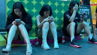 夜深人静，打扮漂亮的女孩坐在街边，在等待着什么？实拍中国广州的迷人夜生活 In China，young girls love the nightlife，they are happy everyday