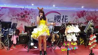 雅婷在櫻花演唱。