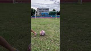 一個很容易踢出無旋球的學生，他自己也不太知道為什麼～#shorts #football #足球 #翔翔足球