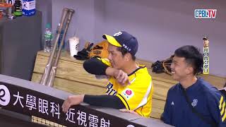 09/22 味全 VS 中信 九局上，平野教練決定取消指定打擊，讓周思齊在外野三個位置完整參與守備