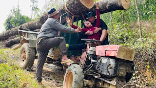 Agricultural vehicles transporting wood; let's watch the skills of the girl loading the wood.