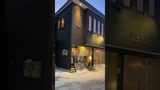 ★2021.12.28　夕方の長野県・山ノ内町湯田中駅前の様子です。雪景色がメッチャ綺麗ですね湯田中駅舎を眺めるカフェ「GOEN」が幻想的～チャンネル登録・高評価よろしくお願いします～#shorts