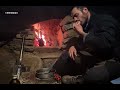 man builds a natural stone shelter to survive a brutal snowstorm ❄️🏕️ 巨石庇护所迎战暴风雪