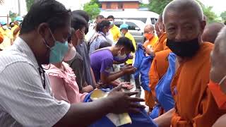 ปทุมธานี พระไม่ทิ้งโยม คณะสงฆ์ปทุมธานีลงพื้นที่มอบถุงยังชีพช่วยเหลือผู้ประสบภัยน้ำท่วม