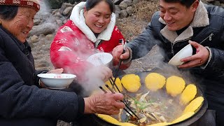 The fat girl makes fish head paste cakes, the grandparents and grandchildren eat well!