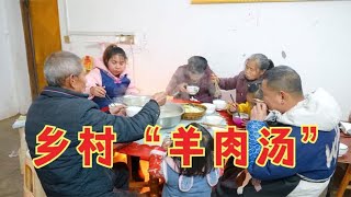 小伙真豪气？300买7斤多羊腿，铁锅柴火炖，肥而不腻，全家吃过瘾