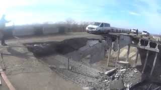 Video (ENG SUB) Driving over half-ruined bridge in Debaltseve