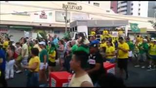 Manifestantes em Fortaleza cantam hino do Brasil