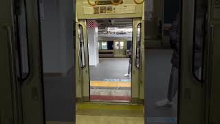 207系2000番台 ドア開閉 尼崎駅 (半ギロチンドア)