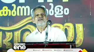 'എല്ലാവരും കാറിൽ പോകേണ്ട കാര്യമുണ്ടോ, നടന്നു പോയാൽ പോരേ'; റോഡിൽ സ്‌റ്റേജ് കെട്ടിയതിന് ന്യായീകരണം