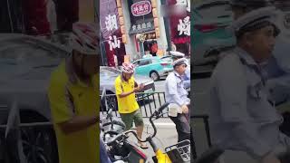 上海外賣小哥被搶電動車怒打交警：非要逼我造反嗎？