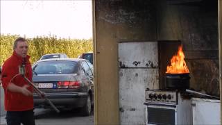 Brandende frietketel blussen met water?