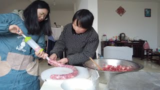 【春节回村vlog03】今天我和妈妈一起灌香肠，做饺子，年前就是为年货而忙碌