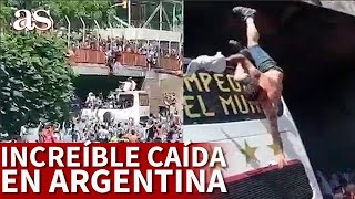 La espeluznante CAÍDA de un AFICIONADO que quería SUBIR al autobús de la SELECCIÓN ARGENTINA | AS