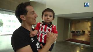 Papi Guardado danst met zoontje Máximo tijdens huldiging PSV