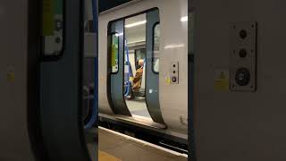 TL Class 700 Doors Closing #class700 #shorts #thameslink #Class700DoorsClosing