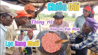 Huy Khánh Vlogs || Chiêu Đãi Cả Bản Món Lạc Rang Muối - Thi Đấu Ăn Lạc Rang ??? Cảm Ơn Việt Nam