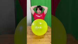 ノートで風船を割るには【How to pop a balloon with a notebook】#shorts