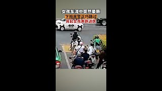 下班民警偶遇暈厥女孩背起送醫一名坐在母親電動車上的女孩突然暈厥，身體一歪險些掉下車。周圍熱心群眾發現情況后，紛紛下車上前幫忙查看情況。這時，民警喬書培正好下班路過，他當即背起女孩奔向最近的醫院