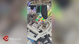 成都学生研发新机器人玩转魔方！| COOL! Some students in Chengdu developed a new robot to solve the Rubik's cube