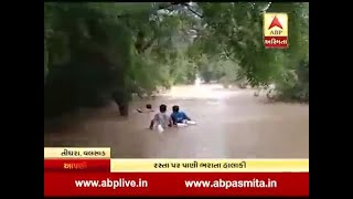 Water logging on roads of Thighara village of Valsad, people threat during cross road