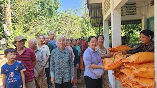 RỘN RÀNG NGÀY RẰM CẢ XÓM LÀNG QUÊ VUI MỪNG NHẬN GẠO CỦA CHÚ TÁ Ở MỸ TẶNG