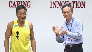 致贈健康大使海哥運動衫 期許超馬傳奇繼續為台電寫歷史