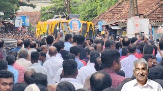 ആദ്യം ബസ് ഓടിക്കാന്‍ പേടിയായിരുന്നു. ഏത് വഴി വാഹനം ഓടിക്കും. മുന്നില്‍ കടലല്ലേ മനുഷ്യകടൽ