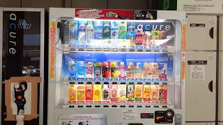 「acure」にてモバイルSuicaで飲料水購入（カメラ目線）