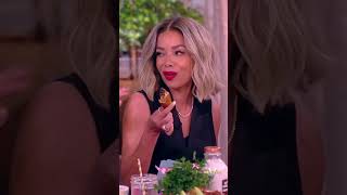 #HotOnes host #SeanEvans puts our #SunnyHostin to the test! 🔥 #theview