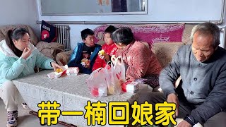 奶奶刚蒸了一锅窝窝头， 婆婆贴心让小丽给娘家送点尝尝，相互惦记真贴心！【姑嫂一家亲】