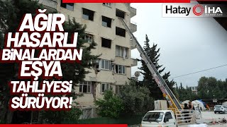 Canlarını Riske Atıp Ağır Hasarlı Binalardan Eşya Çıkarıyorlar